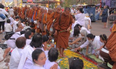 พลังศรัทธา!แห่มัสการสาธุบุญขบวนจาริกธรรมพระสงฆ์กว่า 500 รูปธุดงค์เท้าเปล่าถึงวัดพระธาตุพนมฯ