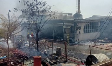 ระทึก!ไฟไหม้รง.ผลิตถังน้ำไฟเบอร์กลาสย่านนครหลวง ระดมรถดับเพลิงกว่า 15 คันฉีดน้ำกว่า 1 ชม.เพลิงจึงสงบ