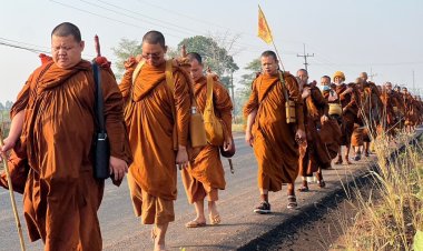 หลวงพี่พร้อมด้วยอุบาสกอุบาสิกา กว่า 80 ชีวิต เดินเท้าธรรมจาริก 500 กิโลเมตร จาก จ.สระแก้ว - พระธาตุพนม