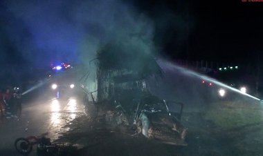 ย่างสด!กระบะพุ่งประงานงาสิบล้อขนอ้อยไฟลุกท่วมคลอกดับสลดคารถ