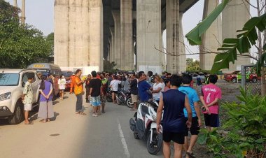 พ่อขับกระบะป้ายแดงพวงมาลัยล็อกบังคับไม่อยู่ชนขอบทางลูก 6 ขวบพุ่งทะลุกระจกตกทางด่วนดับสลด