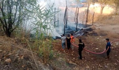 ระทึก!ทหารพราน 3505 สนธิกำลังอบต.ขะเขจื้อระดมฉีดน้ำดับเพลิงลุกไหม้บ้านวอดทั้งหลัง