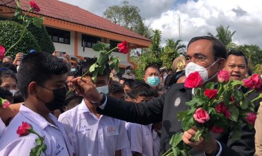 คนใต้รักใครรักจริง!คนเมืองนครแห่ต้อนรับ-ตะโกนร้องสนับสนุน"บิ๊กตู่"นั่งนายกฯอีกสมัย