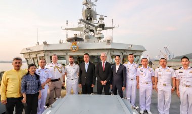 ทูตอังกฤษพร้อมผู้ว่าฯชลบุรีเยี่ยมชมเรือรบหลวงสพีร์ฝึกซ้อมทางการทหารร่วมกับกองทัพเรือไทย