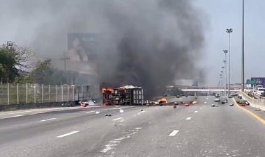 ระทึก!รถบรรทุกแก๊สเสียหลักพลิกคว่ำไฟลุกท่วมคัก เสียงระเบิดดังสนั่นบนถนนมอเตอร์เวย์