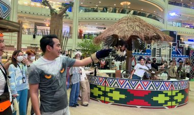 กระพือปีกบินกลางห้างฯ กับงาน “นักสู้เจ้าเวหา”