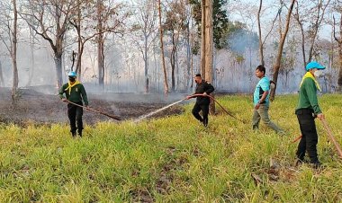 เจ้าหน้าที่ทหาร  และจิตอาสา ช่วยดับไฟ ที่ลุกลามาจากประเทศเพื่อนบ้าน