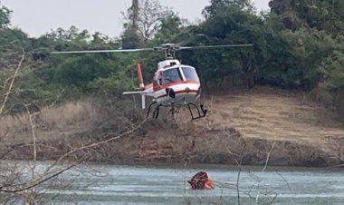 จนท.ใช้ฮ.บินตักน้ำดับไฟป่าบริเวณเขาสูงชันพื้นที่เขตรักษาพันธุ์สัตว์ป่าแม่ตื่น