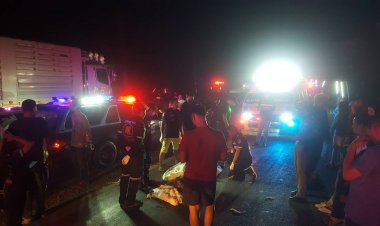 สลด! หนุ่มโรงงานซิ่งมินิไบค์ชนแท่งแบริเออร์ล้มถูกรถใหญ่เหยียบซ้ำร่างเละ