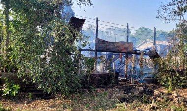 สุดเศร้า! หนุ่มใหญ่ออกบ้านไปรับเมียกลับมาไฟไหม้เกลี้ยงหมดหลัง