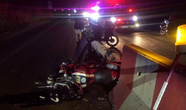 สุดชุย!  ซ่อมถนนไม่มีไฟ สาวทอมขี่จยย.พุ่งชนแบริเออร์หน้าฟาดถนนบาดเจ็บสาหัส