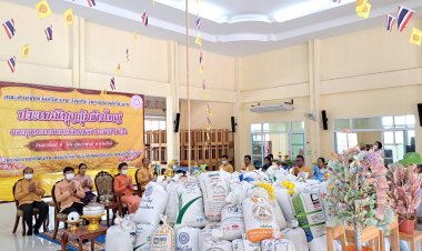 ผู้ว่าฯ ศรีสะเกษ เป็นประธานพิธีถวายข้าวเปลือกงานบุญกุ้มข้าวใหญ่ และบุญผะเหวดเทศน์มหาชาติ