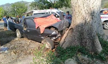 ผู้เฒ่าวัย 62 ซิ่งกระบะพุ่งข้ามเลนชนต้นงิ้วข้างถนนดับ 1 สาหัส 1