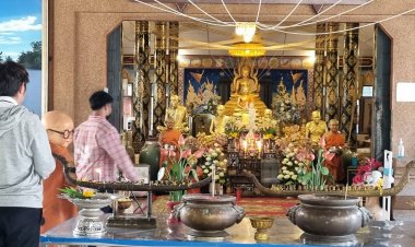 ใกล้หวยออก! ประชาชนแห่กราบไหว้ขอพรหลวงพ่อเหลือ  เกจิดัง สมัยสงครามอินจีนขอโชคลาภ