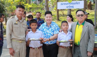 ส.ท่องเที่ยวฯผนึกคนจิตอาสา“มีแล้วแบ่งปันเพื่อน้อง” จัดเลี้ยงอาหารเด็กนักเรียนชายขอบเขาใหญ่