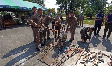 ผบก.ภจว. อน. ทำลายของกลางอาวุธปืนด้วยรถบด ท่ามกลาง สื่อมวลชน  เจ้าหน้าที่ตำรวจเป็นสักขีพยาน