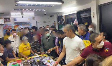 ตำรวจ ดส.บุกจับบ่อนไฮโลย่านฝั่งธน รวบนักพนัน 45 ราย พร้อมชิพ-เงินสด-ลูกเต๋า กว่า 2 หมื่นบาท