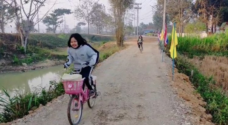 เรื่องราวดีๆ ของผ้าเหลือง   "ถนนพระทำ"   พระนำชาวบ้านสร้างถนนไม่รองบรัฐ