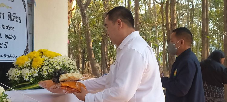 "นายกเคี้ยง" พรรคพลังประชารัฐ ร่วมทอดผ้าไตรบังสกุล งานฌาปนกิจศพ "คุณพ่อ ร.ต.ท.ศักดา สีเดือน "
