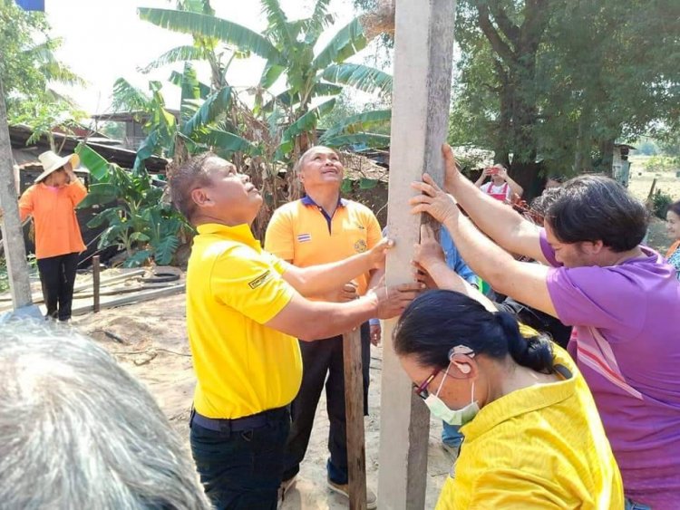 จิตอาสาสละแรง ยกเสาเอก โท บ้านพอเพียงตำบลสำโรง อุทุมพรพิสัย