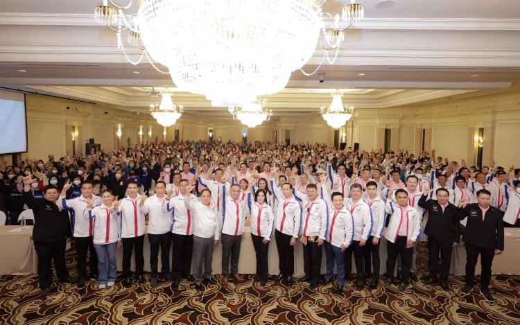 "มาดามหยก" นำทัพประชุมใหญ่รวมแผ่นดิน "บิ๊กโป๊บ" นั่งหัวหน้าพรรค-เปิดตัวคณะกรรมการชุดใหม่-ทีม Chang Together"เปลี่ยน...ไปด้วยกัน"