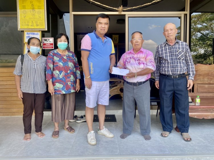 "ผู้ใหญ่หมี แม่สอด" รับมอบเงิน 30,000 บาท จาก "พ่อเลี้ยงคำ ท่า 23 วังแก้ว" จัดสร้างซุ้มประตูหมู่บ้านหนองบัว