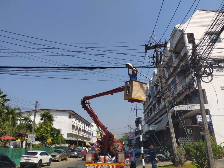 ทน.แม่สอด นำช่างไฟฟ้าติดตั้งเพิ่มไฟแสงสว่าง หน้า สนง.กฟภ