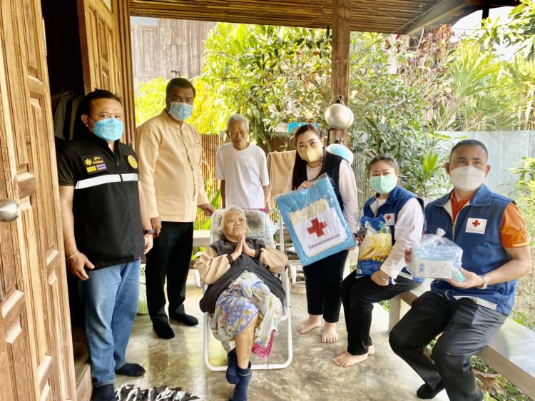 "กิ่งกาชาด-ผู้ใหญ่หมี แม่สอด" มอบสิ่งของให้ ผู้ป่วยติดเตียง ผู้พิการ-ผู้ยากไร้และผู้ด้อยโอกาส