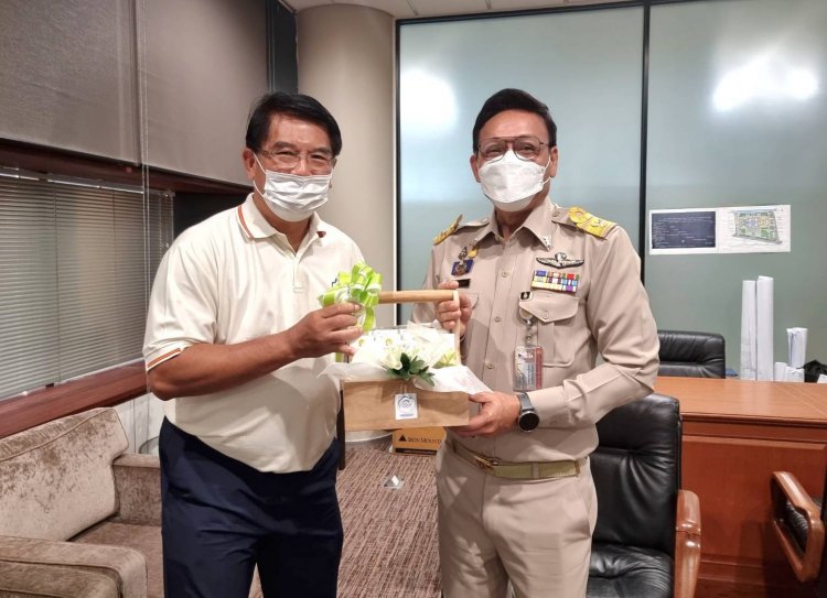 ประธานชมรมช่างภาพการเมือง มอบกระเช้ารองเลขาธิการสภาฯที่ให้การสนับสนุนสถานที่ในการจัดพิธีมอบทุนการศึกษาแก่บุตร - ธิดา สมาชิกชมรมฯ