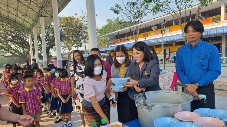 สีสันวันเลนไทน์ชัยภูมิ!หนูน้อยแซบหลายกับข้าวต้มหมูสับแซนวิสที่ผู้ใหญ่ใจดีจัดให้กิน