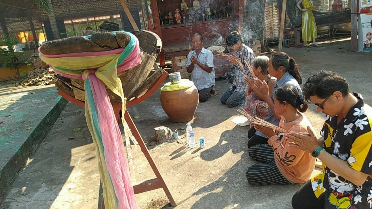 ชาวอุทัยธานีแห่ส่องเลขใต้ท้องเรือตะเคียนอายุกว่า 100 ปีลุ้นเสี่ยงโชคลาภ