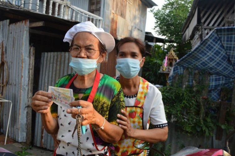 เสียงกรี๊ดดังสนั่นตลาด!แม่กุยช่ายซื้อเลข 17 วันเกิดหลานทุกงวด สุดปังถูก 12 ล้านบาท