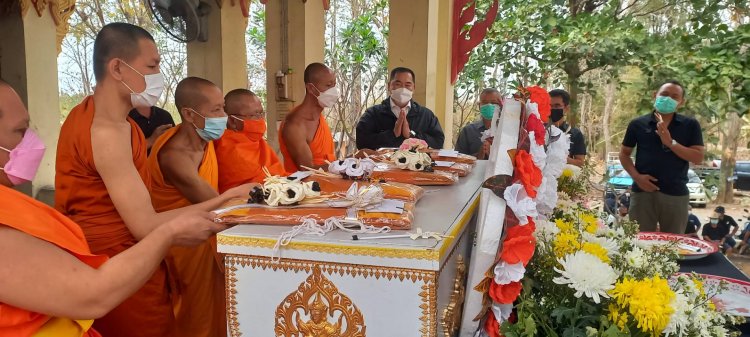 "นายกเคี้ยง คนบ้านเฮา" ประธานจุดธูป-เทียนธรรม งานฌาปนกิจศพ "พ่อหลวงหล้า สีกันทา "