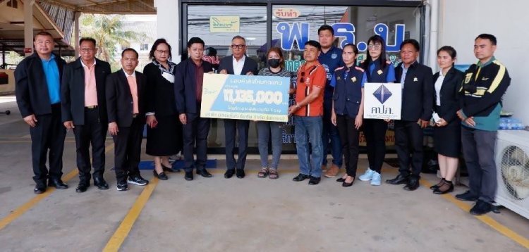อำนาจเจริญมอบเงินค่าสินไหมทดแทนให้กับทาญาติผู้ประสบภัยเสียชีวิตหมู่จากอุบัติเหตุรถตู้ 11 รายแล้ว