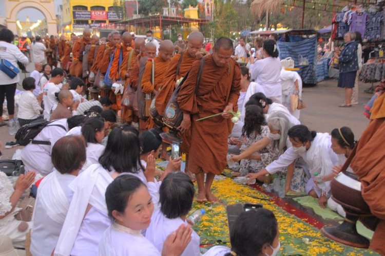 พลังศรัทธา!แห่มัสการสาธุบุญขบวนจาริกธรรมพระสงฆ์กว่า 500 รูปธุดงค์เท้าเปล่าถึงวัดพระธาตุพนมฯ