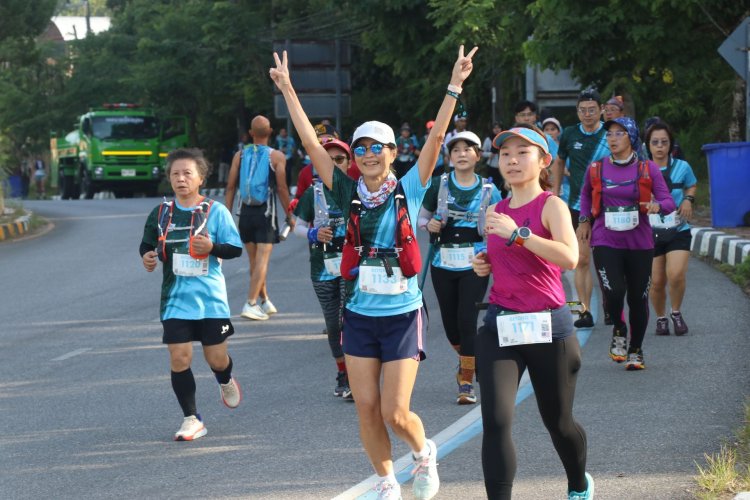 เลขาฯศอ.บต. ร่วมแสดงความยินดีแก่นักวิ่งเข้าเส้นชัย" Amazean Jungle Thailand by UTMB 2023"