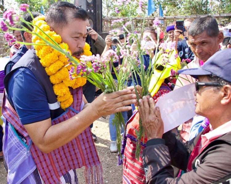 เปิดตัวพรรคมิติใหม่ พร้อมมอบนโยบาย สร้างรายได้ให้กลุ่มเกษตรกรชาวเขาได้ปลดหนี้