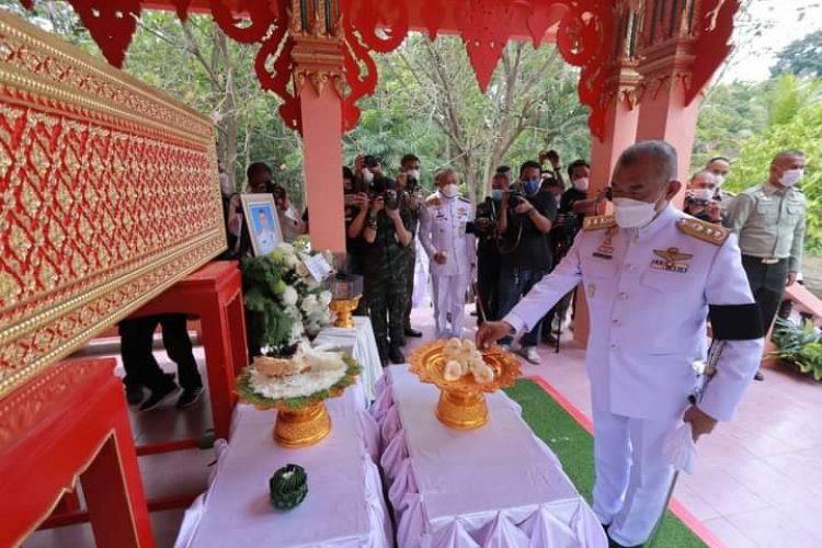 องคมนตรีประธานพระราชทานเพลิงศพ และเยี่ยมให้กำลังใจเจ้าหน้าที่ได้รับบาดเจ็บบึ้มบันนังสตา