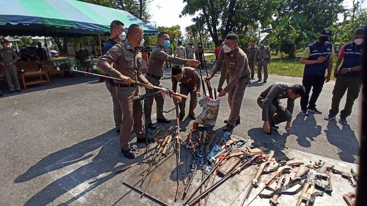 ผบก.ภจว. อน. ทำลายของกลางอาวุธปืนด้วยรถบด ท่ามกลาง สื่อมวลชน  เจ้าหน้าที่ตำรวจเป็นสักขีพยาน