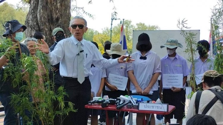 "ป๋าชู" นำเยาวชนบุกทำเนียบร่วมกิจกรรม "ตัดต้นกัญชาให้ห่างไกลเยาวชน" ชี้ให้เห็นมุมมืดของกัญชา