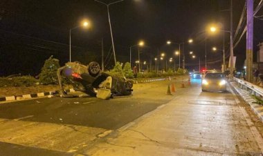 รอดตายปาฎิหาริย์!หมาวิ่งตัดหน้าเก๋งเสียหลักพลิกคว่ำ 3 ตลบคนขัน-คนนั่งเจ็บเล็กน้อย