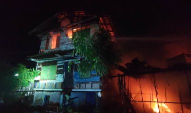 หนุ่มปทุมธานีคลั่งจุดไฟเผาห้องตัวเองลามติดบ้านข้างเคียงเสียหาย 3 หลัง