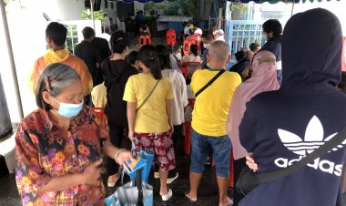 ชาวเบตงฝ่าสายฝนเช็กสถานะยืนยันตัวตนใช้สิทธิ์ บัตรสวัสดิการแห่งรัฐบัตรคนจน