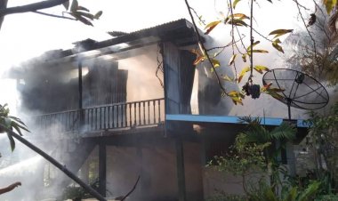 สลดรับอรุณ!ไฟไหม้บ้านชาวบ้านเมืองจันทร์วอดทั้งหลัง เบื้องต้นคาดไฟฟ้าลัดวงจร