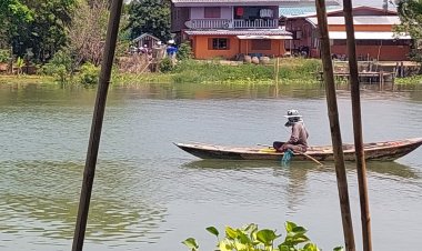 ชาวประมงท้องถิ่นยิ้มอิ่มใจตกกุ้งแม่น้ำที่อยุธยาขายรายได้งามก.ก.ละ 1 พันบาท