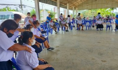 นักเรียนผู้สูงอายุ แต่งชุดนักเรียนสุดน่ารัก ฝึกนวดแผนไทย