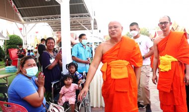 ชาวบ้านพระสงฆ์แห่ให้กำลังใจเจ้าคณะจังหวัดพิจิตรหลังถูกม็อบคู่อริวัดหลวงพ่อเงินบางคลานใส่ร้ายป้ายสี