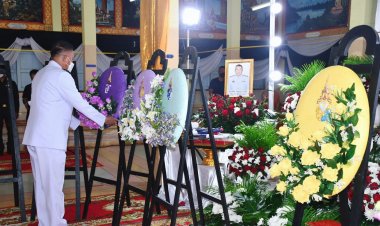 “ในหลวง” โปรดเกล้าฯให้ ผู้ว่าฯชลบุรีเชิญพวงมาลาหลวงไปวางหน้าหีบศพ หัวหน้าชุดอีโอดีอโณทัยพลีชีพพร้อมพลขับ เหตุบึ้มศรีสาคร