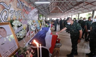แม่ทัพภาคที่ 4 รดน้ำศพ EOD เหยื่อระเบิดศรีสาคร นราธิวาส เสียชีวิต 2 บาดเจ็บ 1
