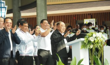 "บิ๊กป้อม" เปิดตลาดเชิงท่องเที่ยวฯ ปชช.แห่ขอถ่ายรูปมอบช่อดอกไม้